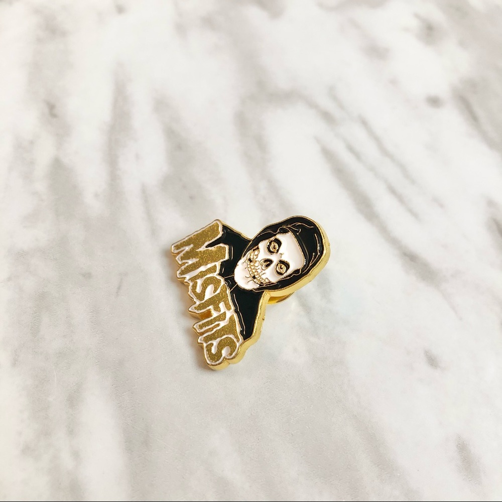 🎉 New Misfits Hooded Skeleton Pin - Picture 2 of 5
